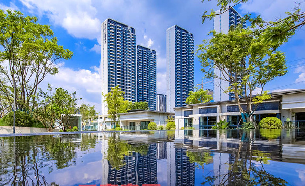 湖邊有許多建筑 描述已自動生成