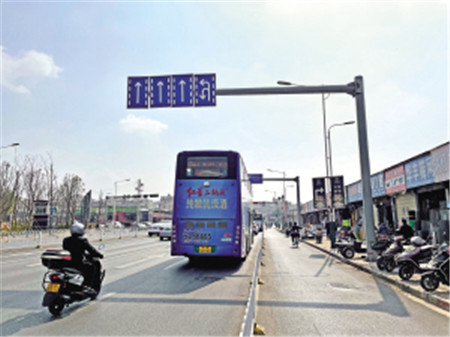 10條線路公交車排隊掉頭影響交通 10條線路公交車排隊掉頭影響交通