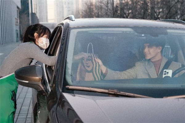 星巴克攜手高德開創“沿街取”服務,一年內將上線全國千家門店 星巴克攜手高德開創“沿街取”服務,一年內將上線全國千家門店