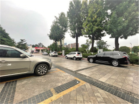 昆明動(dòng)物園正門口停車場 昆明動(dòng)物園正門口停車場