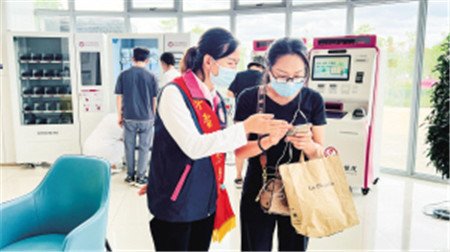 工作人員指導患者申領電子健康卡和院內碼 工作人員指導患者申領電子健康卡和院內碼