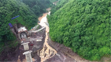 鎮雄縣塘房鎮杉樹林村打撅溝村民小組后方山谷原有山體塌方區 央視截圖 鎮雄縣塘房鎮杉樹林村打撅溝村民小組后方山谷原有山體塌方區 央視截圖