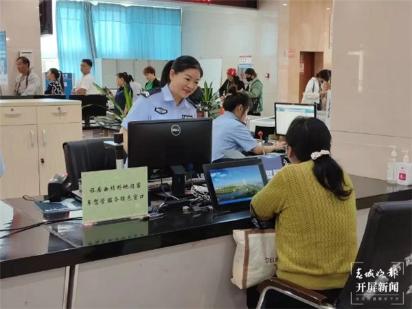 “輕微不罰”“首違免罰”……曲靖交警多舉措對避暑客“開綠燈” “輕微不罰”“首違免罰”……曲靖交警多舉措對避暑客“開綠燈”