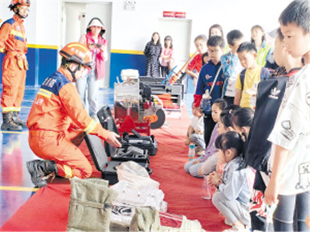 與“藍朋友”零距離接觸。官渡區(qū)潤土青少年事務服務中心供圖 與“藍朋友”零距離接觸。官渡區(qū)潤土青少年事務服務中心供圖