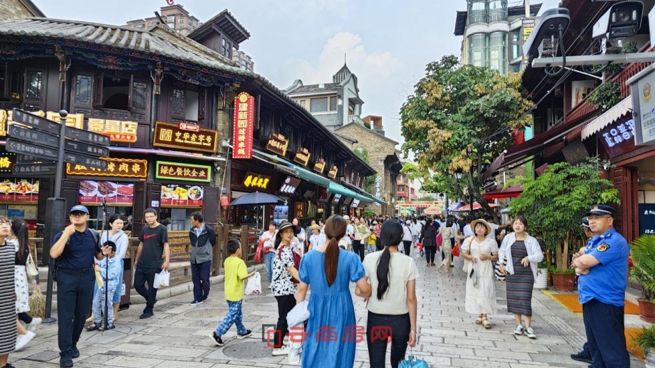 昆明老街周末實景(云南房網攝) 昆明老街周末實景(云南房網攝)