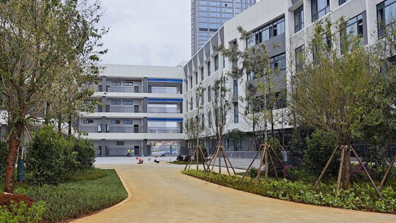 巫家壩師大附小樓間花園有工人在收尾 巫家壩師大附小樓間花園有工人在收尾