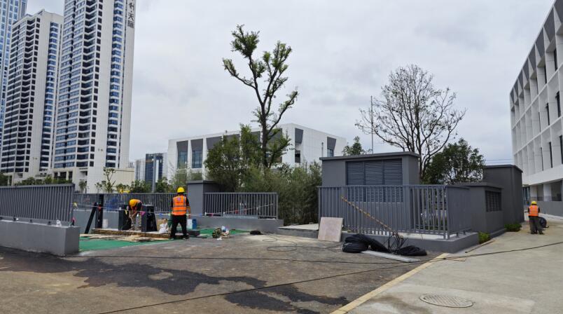 有工人正在巫家壩師大附小地庫(kù)出入口施工 有工人正在巫家壩師大附小地庫(kù)出入口施工