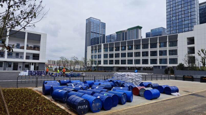 大量建筑材料堆放在操場(chǎng)上 大量建筑材料堆放在操場(chǎng)上