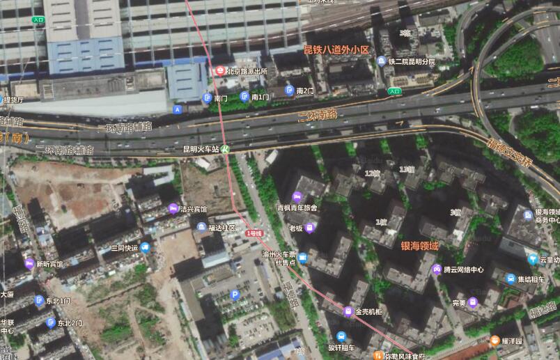 昆明站南廣場正對的銀海領域小區西側有一些空地,具備修建停車場條件 昆明站南廣場正對的銀海領域小區西側有一些空地,具備修建停車場條件