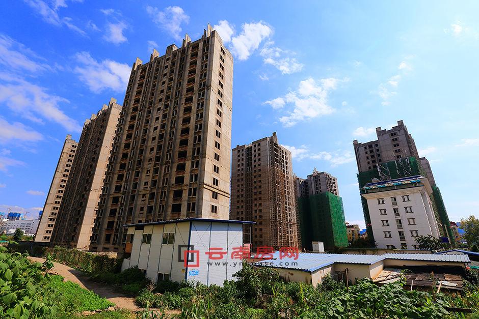 別樣幸福城4號地塊在封頂后即告爛尾,后續建設中官渡區投入大量資金 別樣幸福城4號地塊在封頂后即告爛尾,后續建設中官渡區投入大量資金