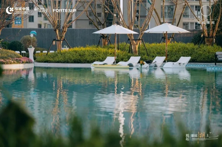 鳳起蘭庭中央泳池——瀾庭湖在去年2月實景呈現 鳳起蘭庭中央泳池——瀾庭湖在去年2月實景呈現