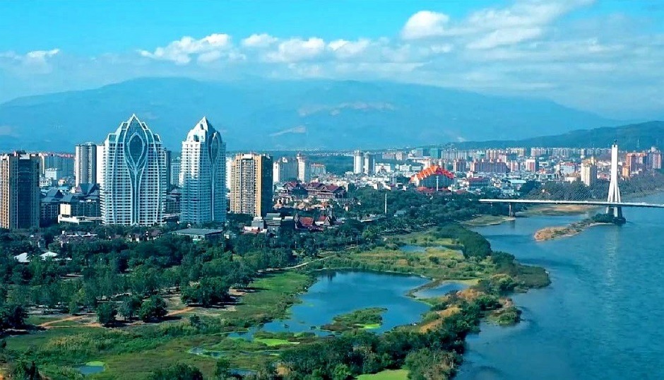 版納雙塔位于瀾滄江南岸 版納雙塔位于瀾滄江南岸