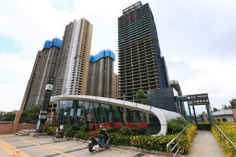 地鐵站就在翰林府第旁邊 地鐵站就在翰林府第旁邊