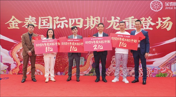 一群人站在臺上 中度可信度描述已自動生成