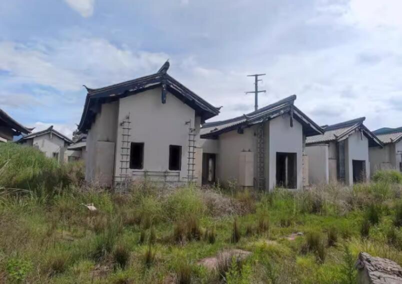 停工多年的麗江瑞吉酒店已荒草叢生 停工多年的麗江瑞吉酒店已荒草叢生