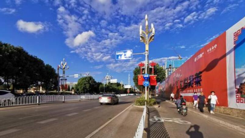 兩年前的西南海商業圍擋,不遠處的龍湖攬境才蓋到10層左右 兩年前的西南海商業圍擋,不遠處的龍湖攬境才蓋到10層左右