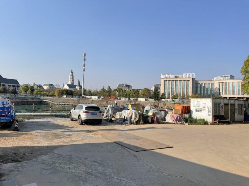 西南海最后一個商業地塊在挖了個大坑后再次停工 西南海最后一個商業地塊在挖了個大坑后再次停工