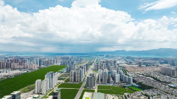 城市遠處有山 描述已自動生成