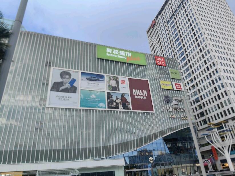 廣福路愛琴海購物中心已經掛上了昇松超市PLUS的招牌 廣福路愛琴海購物中心已經掛上了昇松超市PLUS的招牌