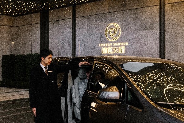 男人站在一起 低可信度描述已自動(dòng)生成