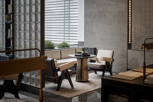 房間里有桌子和椅子 中度可信度描述已自動(dòng)生成