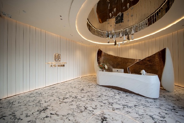 圖片包含 室內(nèi), 天花板, 桌子, 房間 描述已自動生成