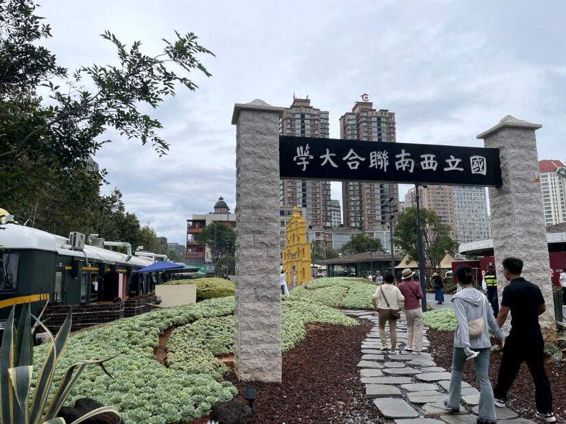 原東盟國際商城位置建了一座包含不少商業(yè)設(shè)施的臨時(shí)公園,以后將建設(shè)低層商業(yè)街 原東盟國際商城位置建了一座包含不少商業(yè)設(shè)施的臨時(shí)公園,以后將建設(shè)低層商業(yè)街