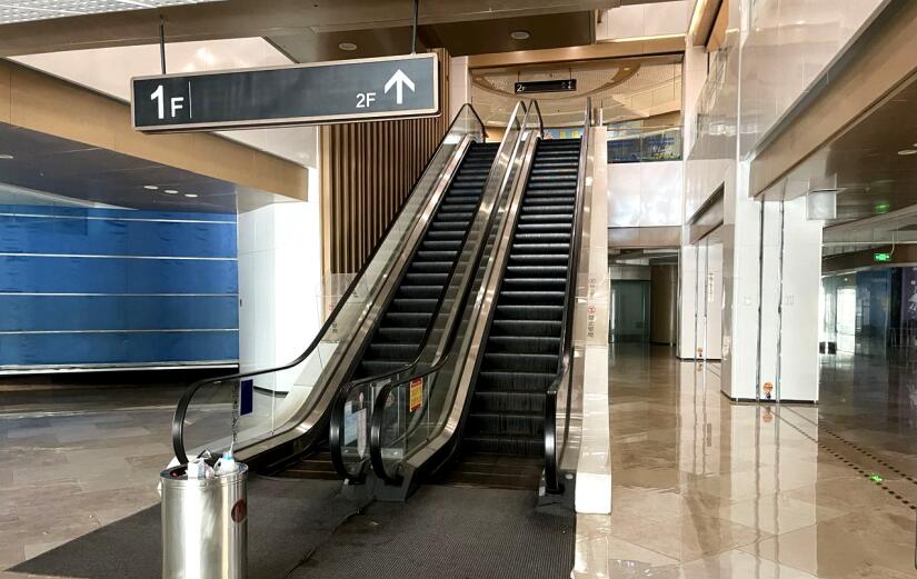 置信廣場一樓關閉的店面和停運的電梯 置信廣場一樓關閉的店面和停運的電梯