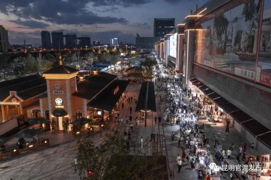 新螺螄灣國際商貿城外廣場人流涌動 新螺螄灣國際商貿城外廣場人流涌動