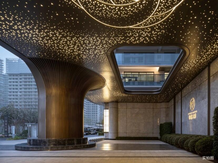 錦粼天曜的雙C酒店式大門 錦粼天曜的雙C酒店式大門