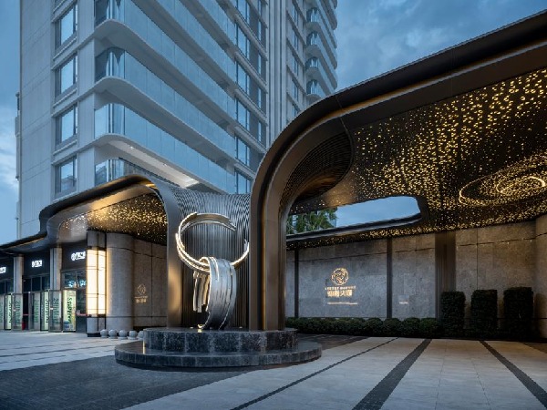 建筑的門口 中度可信度描述已自動生成