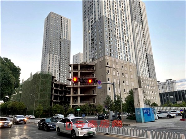 栗樹頭一期項目的商業綜合體雖然將盤龍國企也拖下了水,但仍舊在爛尾當中 栗樹頭一期項目的商業綜合體雖然將盤龍國企也拖下了水,但仍舊在爛尾當中