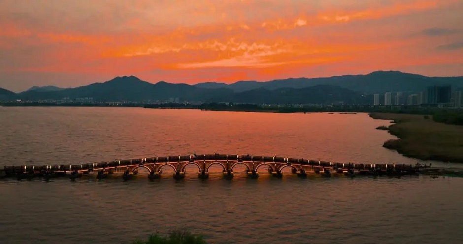 草海東風壩七孔浮橋(圖源“昆明文旅”) 草海東風壩七孔浮橋(圖源“昆明文旅”)