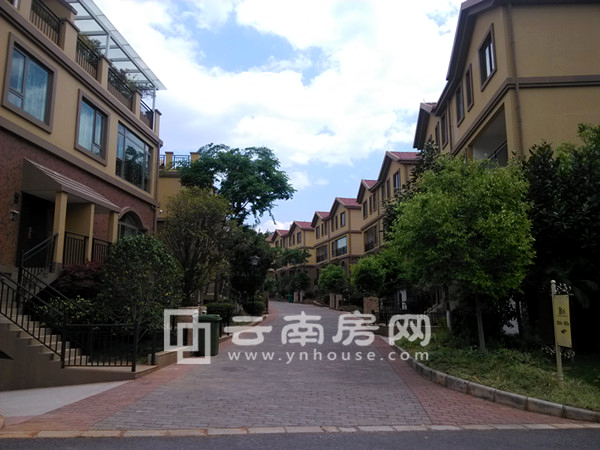 街道上有房子 AI 生成的內(nèi)容可能不正確。