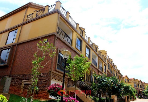 街道邊的建筑 AI 生成的內(nèi)容可能不正確。