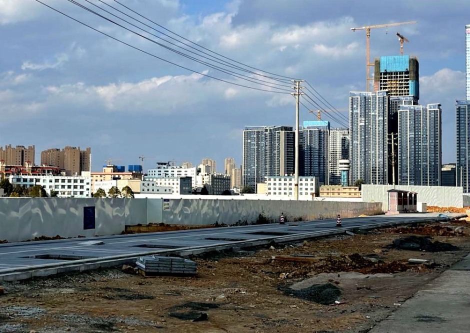 巫家壩中軸飛虎大道正在鋪設人行道 巫家壩中軸飛虎大道正在鋪設人行道