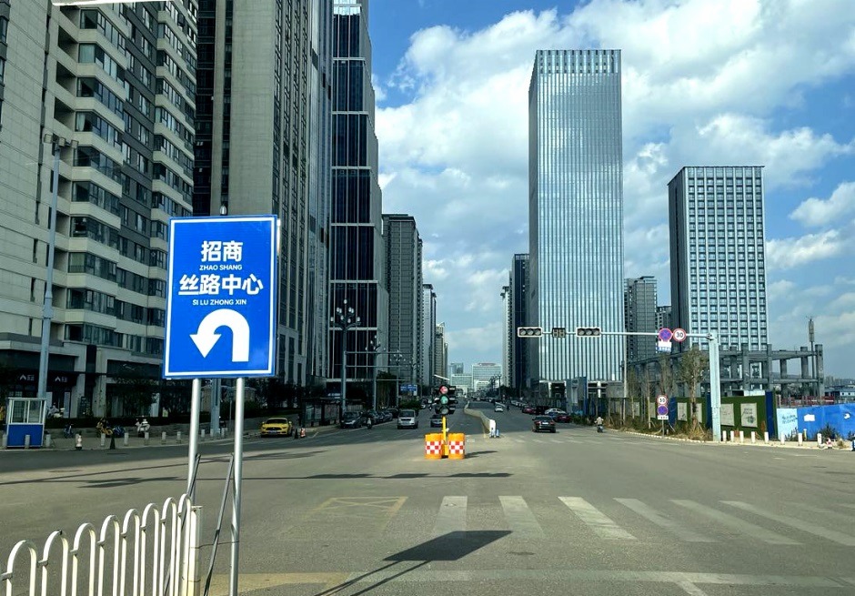 巫家壩和美路雖然已經建好了路口信息號系統,但目前使用的仍舊是臨時紅綠燈 巫家壩和美路雖然已經建好了路口信息號系統,但目前使用的仍舊是臨時紅綠燈