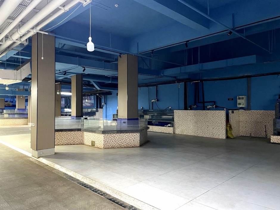 中通世紀廣場去年開業的海鮮市場大部分店鋪空置 中通世紀廣場去年開業的海鮮市場大部分店鋪空置