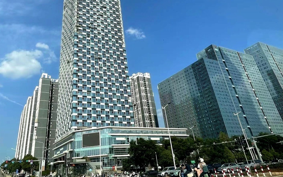 中通世紀廣場沿彩云路一側全部是商業物業,包括超高寫字樓和4棟高層公寓 中通世紀廣場沿彩云路一側全部是商業物業,包括超高寫字樓和4棟高層公寓