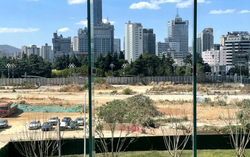 昆明SKP雖然是地下空間利用,但為了建設方便,還是長期圍擋占據東風廣場 昆明SKP雖然是地下空間利用,但為了建設方便,還是長期圍擋占據東風廣場