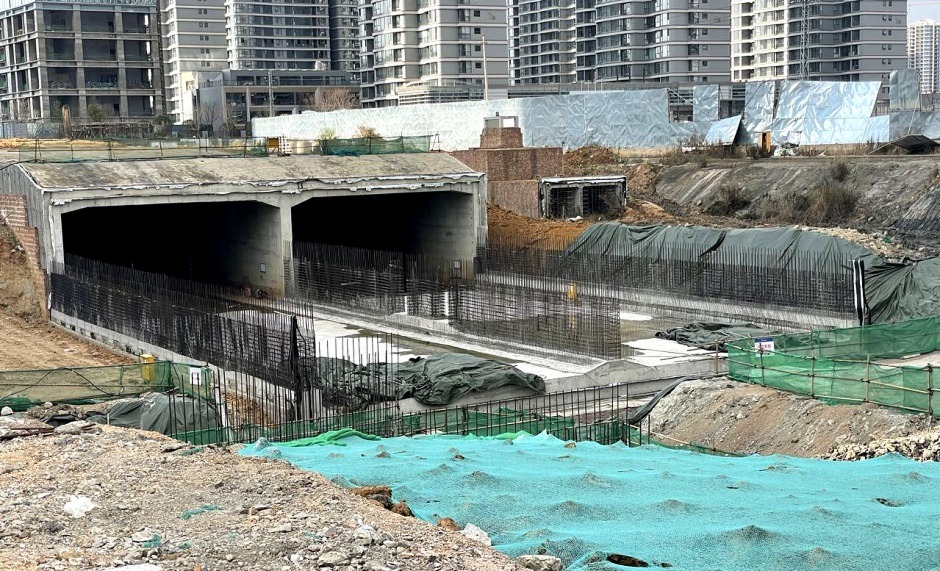 曾經(jīng)一度停工的春城路下穿隧道就在龍湖時(shí)代天街北側(cè) 曾經(jīng)一度停工的春城路下穿隧道就在龍湖時(shí)代天街北側(cè)