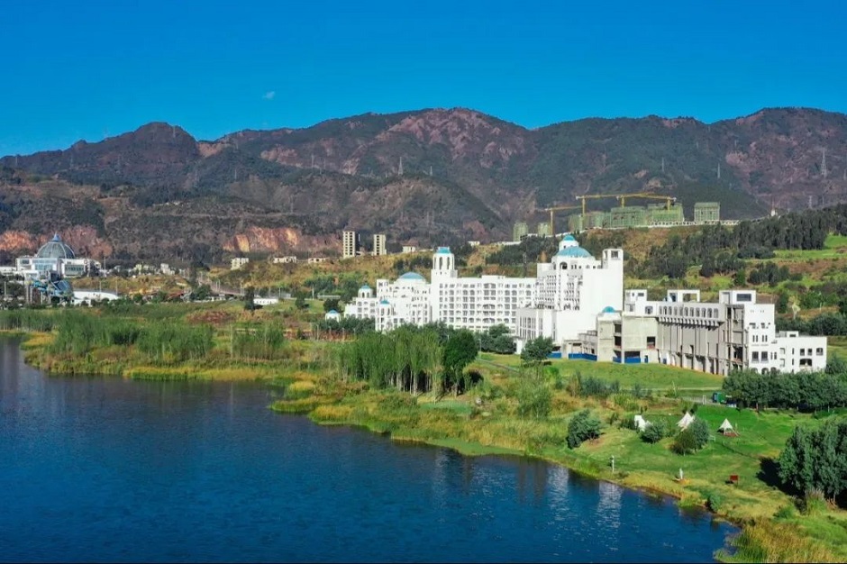 華僑城圣托里尼酒店現狀(圖源昆明陽宗海風景名勝區) 華僑城圣托里尼酒店現狀(圖源昆明陽宗海風景名勝區)