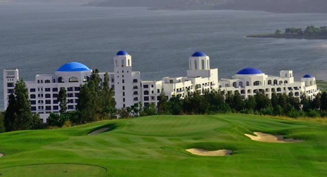 關停前的華僑城高爾夫緊鄰圣托里尼酒店 關停前的華僑城高爾夫緊鄰圣托里尼酒店