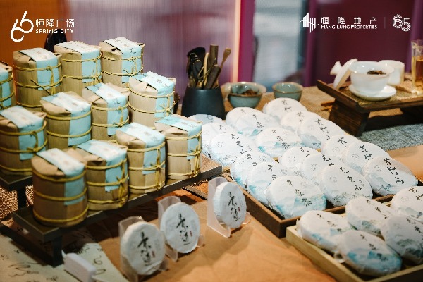 桌子上放著許多蛋糕 AI 生成的內容可能不正確。