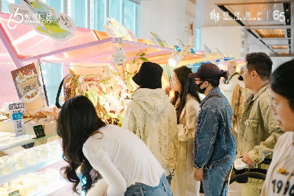 一群人正在聊天 AI 生成的內容可能不正確。