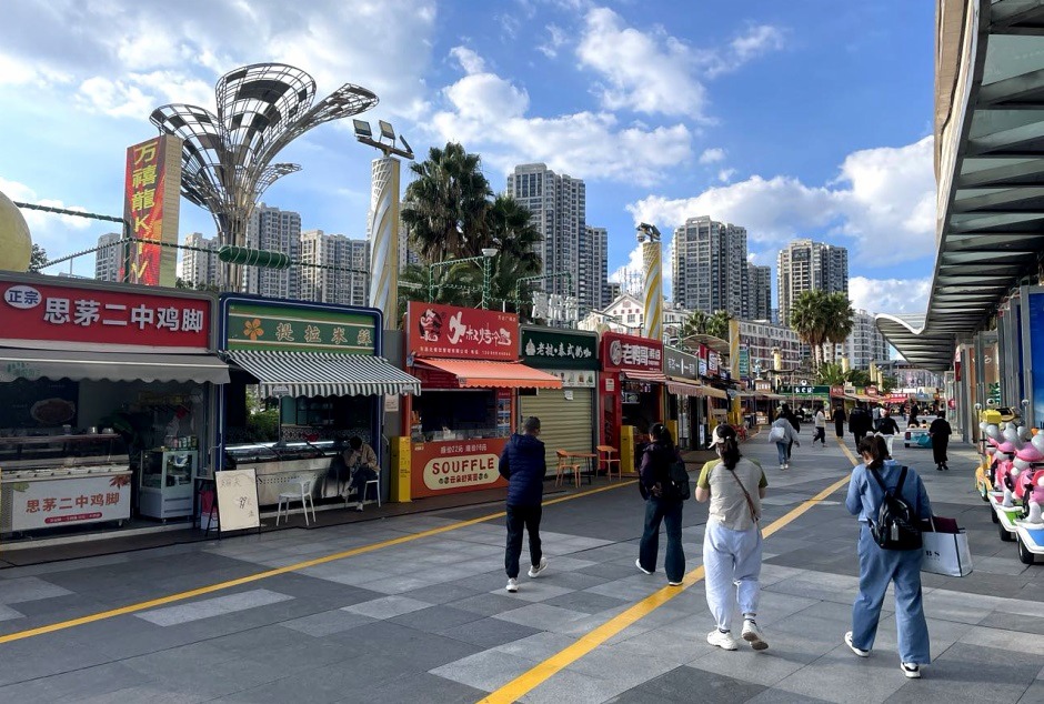 萬達廣場外新增的商業(yè)攤點 萬達廣場外新增的商業(yè)攤點