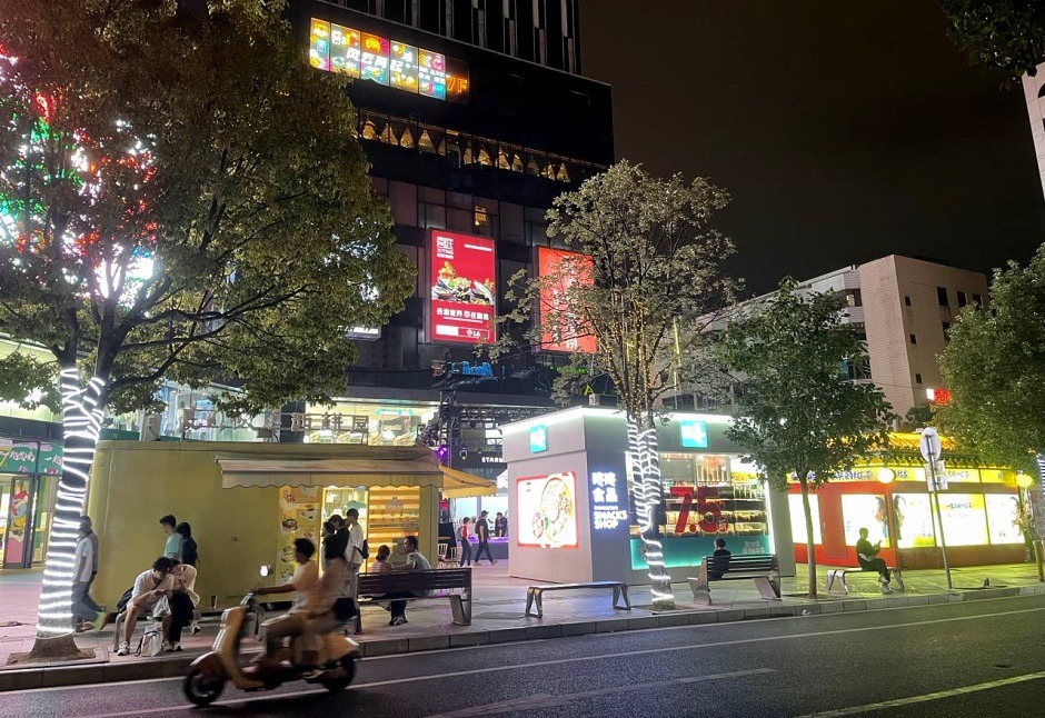 金鷹廣場的外擺商業(yè) 金鷹廣場的外擺商業(yè)