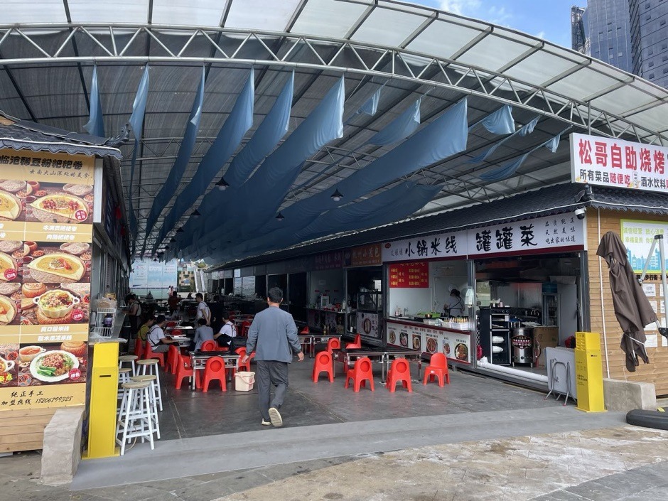 置信廣場門口的商業(yè)攤點規(guī)模很大,儼然成了小吃一條街 置信廣場門口的商業(yè)攤點規(guī)模很大,儼然成了小吃一條街