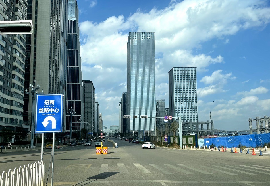 巫家壩部分已建成的總部項(xiàng)目,圖中右側(cè)是停工的保利之窗 巫家壩部分已建成的總部項(xiàng)目,圖中右側(cè)是停工的保利之窗