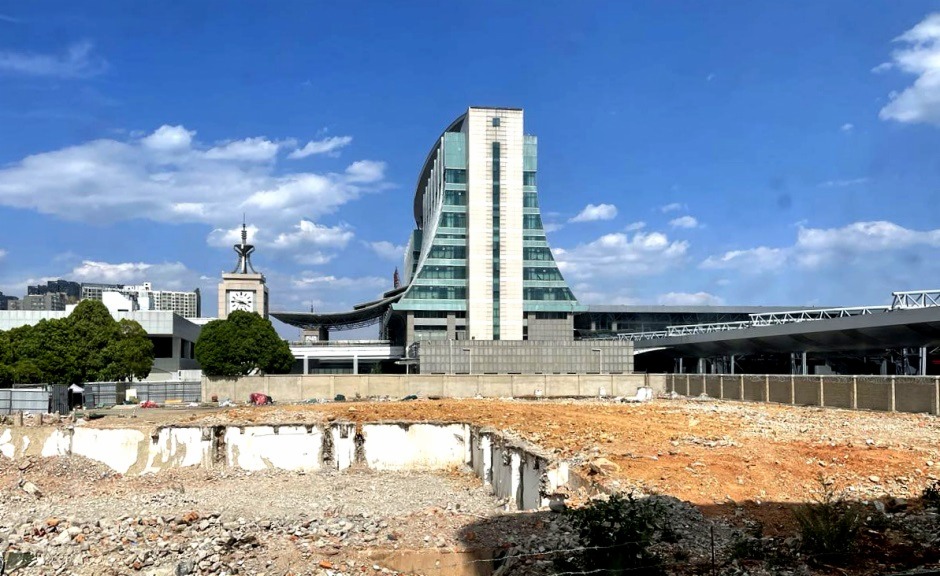 昆明站行包綜合樓拆除后的工地尚未完全清理,樁基拔除也還沒(méi)有進(jìn)行 昆明站行包綜合樓拆除后的工地尚未完全清理,樁基拔除也還沒(méi)有進(jìn)行